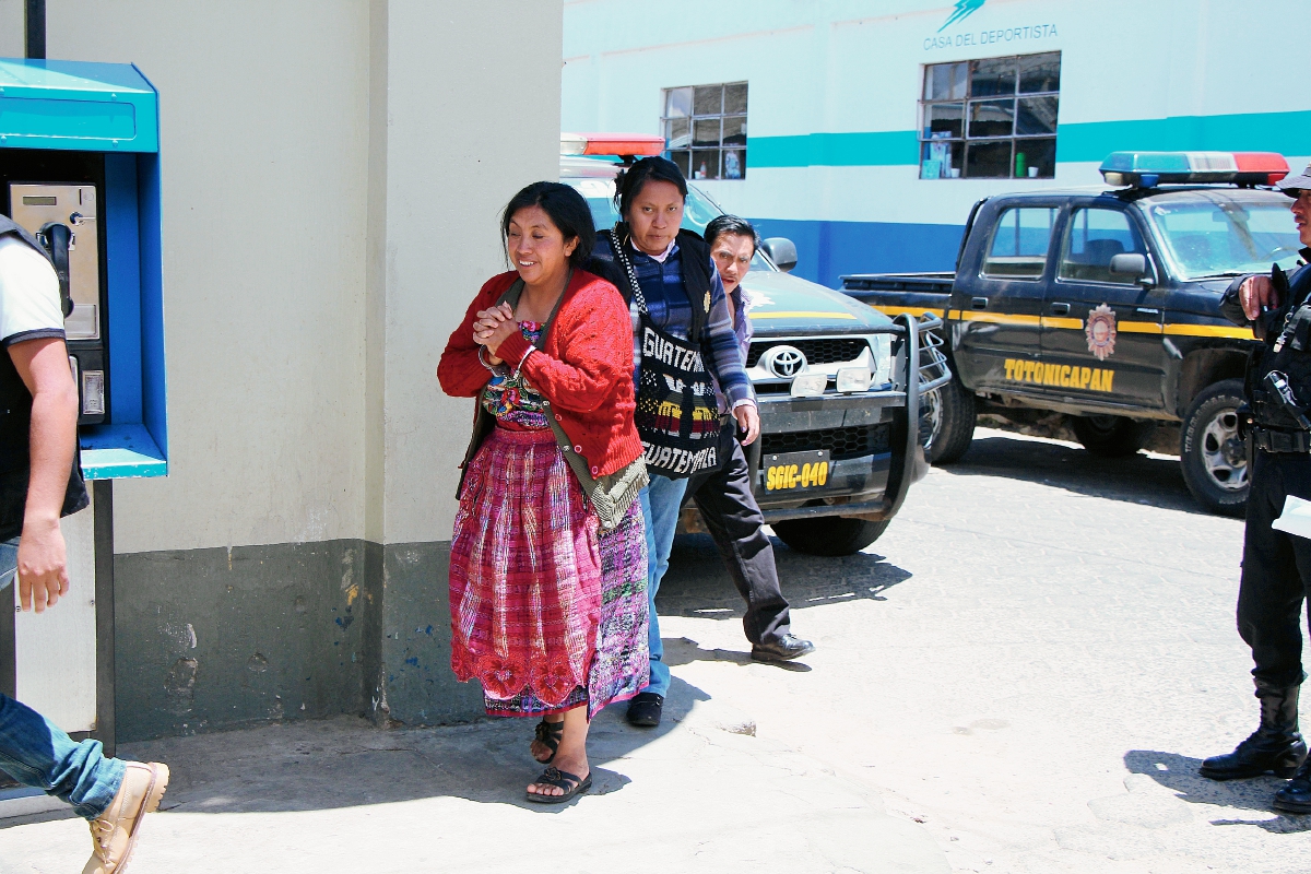Lidia Magdalena  Gómez García fue detenida por investigadores de la PNC, en San Francisco El Alto, Totonicapán. (Foto Prensa Libre: Édgar Domínguez)
