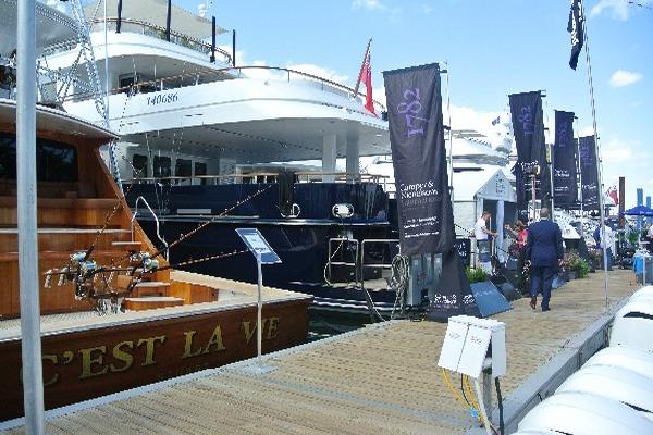  Vista de una de las 500 embarcaciones desplegadas en aguas de Miami Beach, Florida, donde se celebra la vigésimo séptima edición de la Feria Internacional de Yates. (Foto Prensa Libre: EFE)
