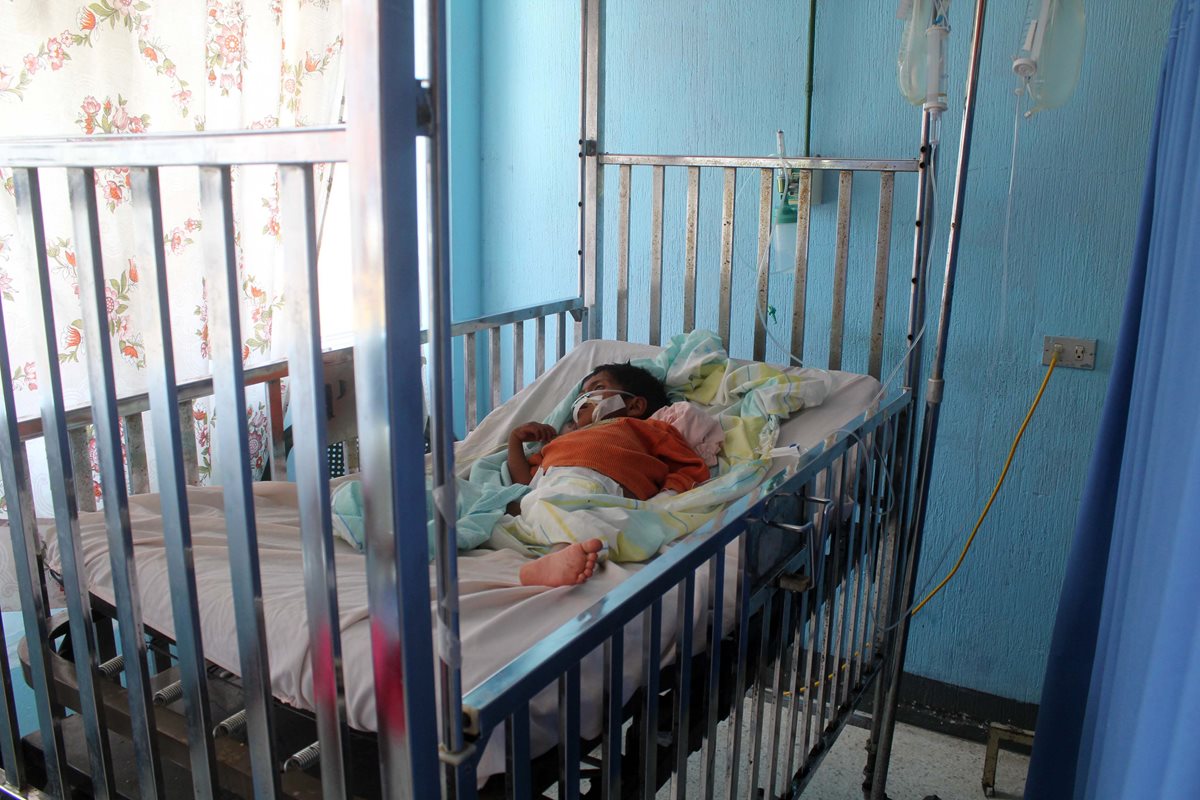 Elvis Omar Gutiérrez Jiménez agoniza en la pediatría del Hospital Nacional de Jalapa. (Foto Prensa Libre: Hugo Oliva)
