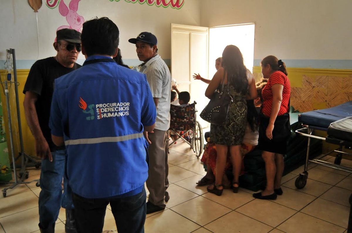 Personal de la Procuraduría de los Derechos Humanos visitan el Hospital Regional de Coatepeque, por caso de niño quemado. (Foto Prensa Libre: Alexánder Coyoy)