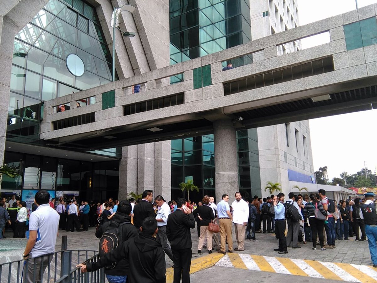 El edificio Tikal Futura fue evacuado debido a un conato de incendio. (Foto Prensa Libre: Estuardo Paredes)