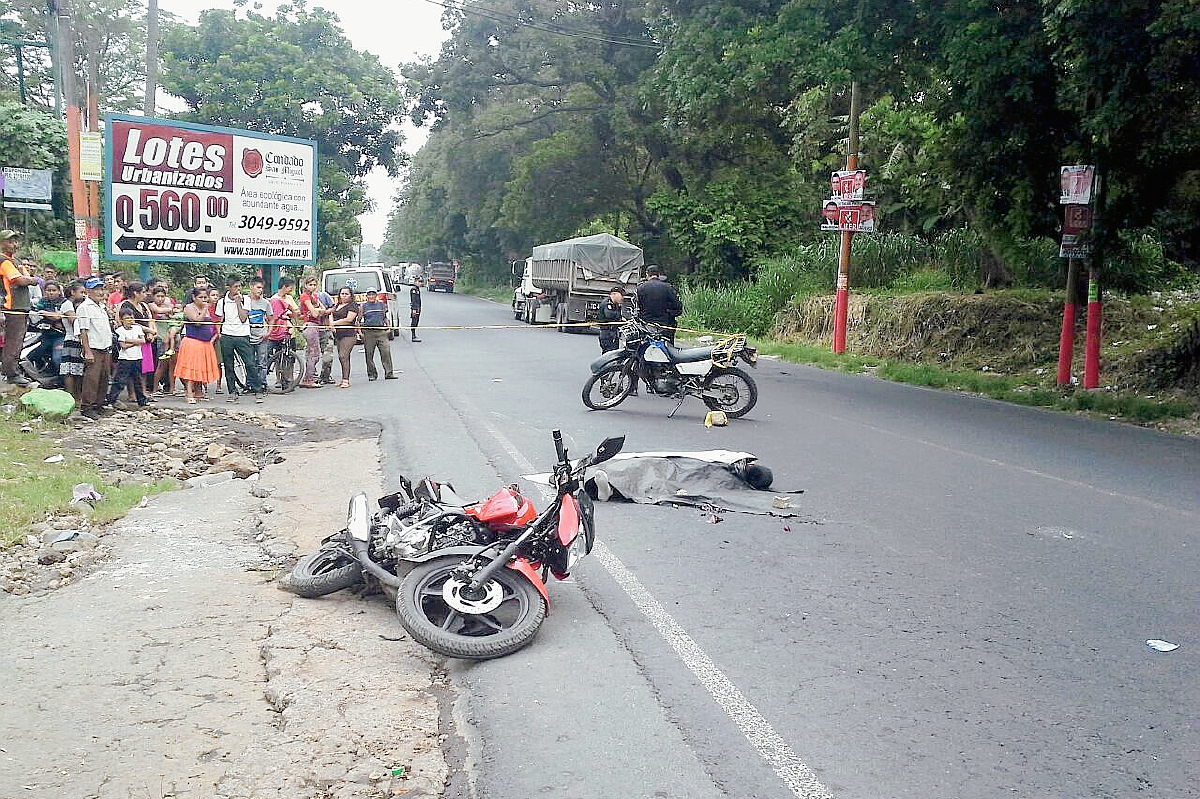 Lugar donde murió atropellado Carlos Amílcar Delgado, en Palín, Escuintla. (Foto Prensa Libre: Enrique Paredes)