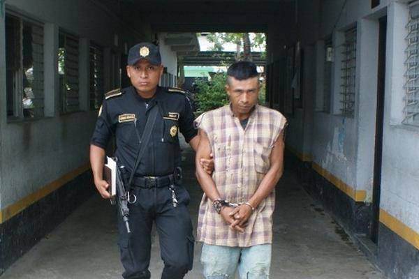 Alfredo Cuc Caal, sindicado de haber intentado violar a dos menores, es ingresado a la Comisaría 62, en San Benito. (Foto Prensa Libre: Rigoberto Escobar) 