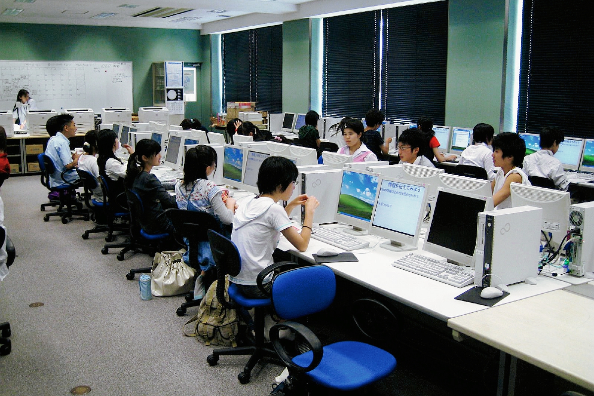 Los japoneses suelen trabajar hasta altas horas de la noche. (Foto Prensa Libre: Internet).