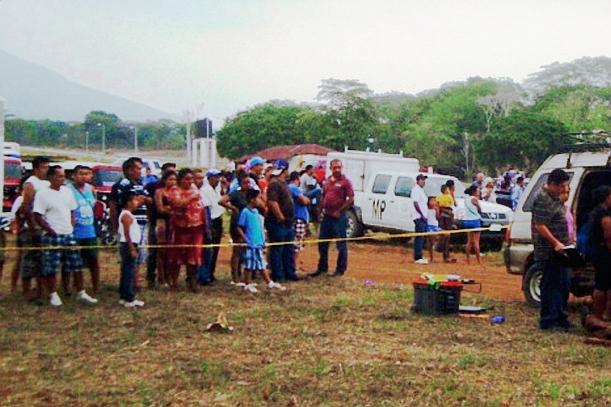 Vecinos de  Chiquimulilla, Santa Rosa, observan la escena del crimen. (Foto Prensa Libre: Oswaldo Cardona)