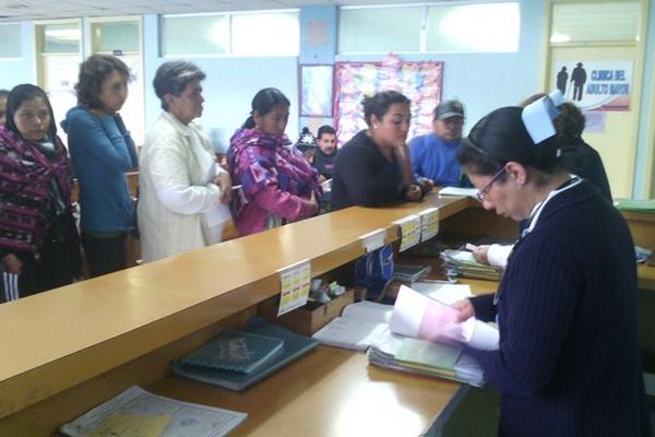 Pacientes llegan a la consulta externa del Hospital Regional de Occidente. (Foto Prensa Libre: Alejandra Martínez)