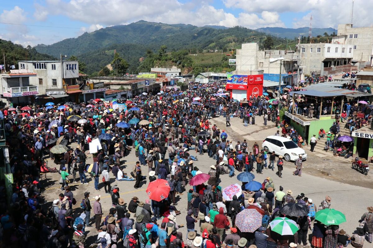 Decenas de personas manifestaron en contra el Gobierno en Sololá. (Foto Prensa Libre: Héctor Cordero)