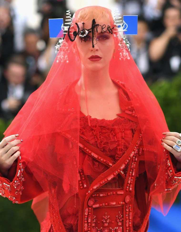 El atuendo de Katy Perry captó todas las miradas durante la gala del año del Instituto del Vestuario del Museo Metropolitano de Nueva York (el Met), en Estados Unidos, celebrado el 1 de mayo para inaugurar la exposición dedicada a la diseñadora Rei Kawakubo. La cantante californiana llevó un vestido diseñado por John Galliano para la casa Maison Margiela. DIMITRIOS KAMBOURIS / GETTY IMAGES