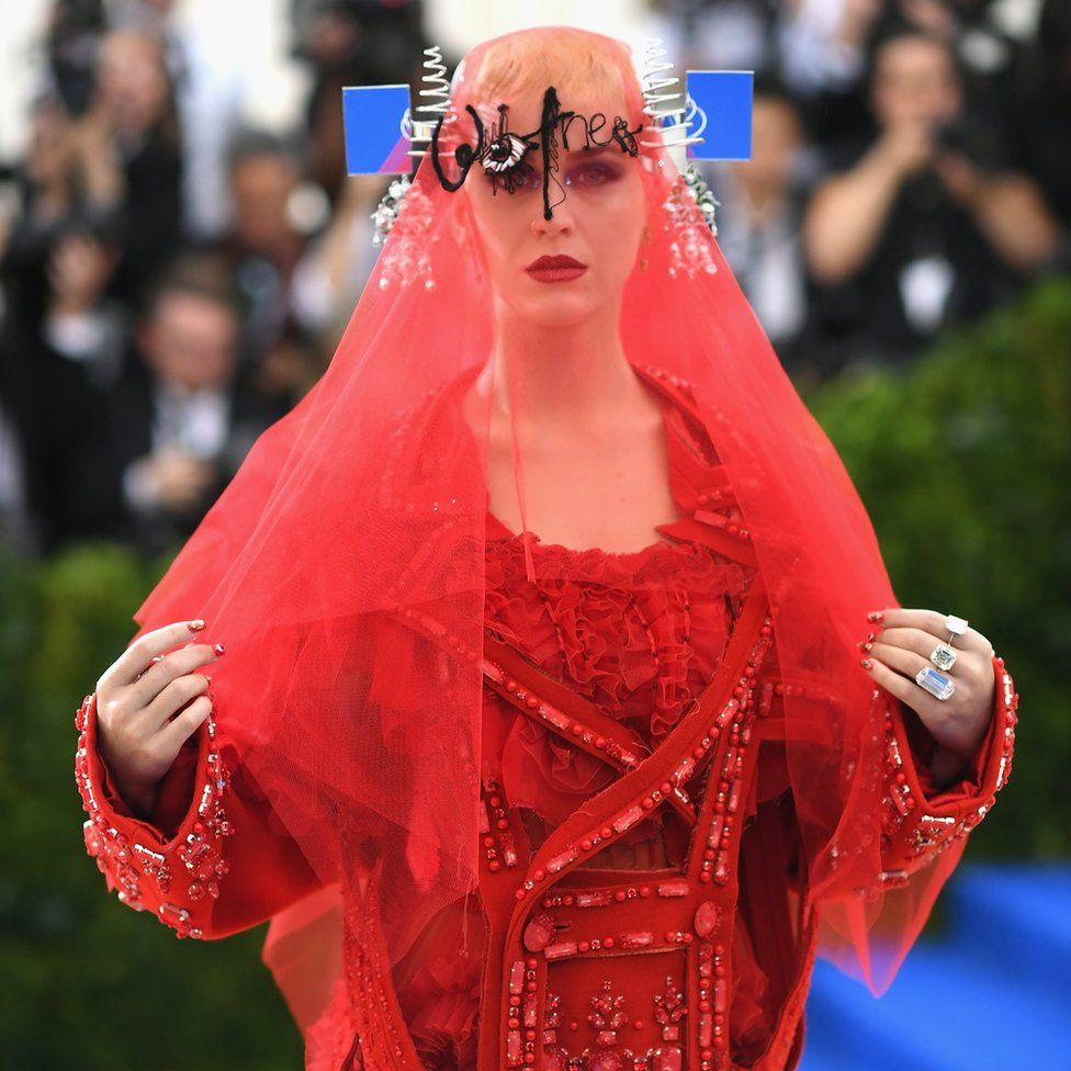El atuendo de Katy Perry captó todas las miradas durante la gala del año del Instituto del Vestuario del Museo Metropolitano de Nueva York (el Met), en Estados Unidos, celebrado el 1 de mayo para inaugurar la exposición dedicada a la diseñadora Rei Kawakubo. La cantante californiana llevó un vestido diseñado por John Galliano para la casa Maison Margiela. DIMITRIOS KAMBOURIS / GETTY IMAGES