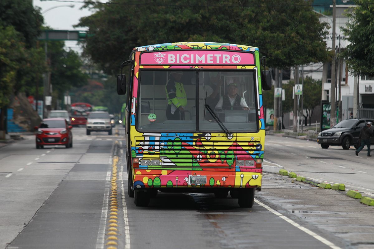 Autobuses de Bicimetro transitaron pocos meses y fueron inhabilitados por baja demanda de los ciclistas. (Foto Prensa Libre: Hemeroteca PL)