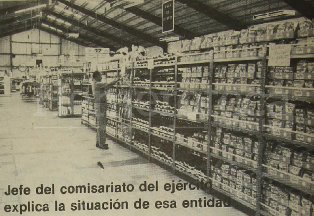 El comisariato ofrecía diversidad de productos a buenos precios, en teoría para elementos castrenses. Foto de 1983.  (Foto: Hemeroteca PL)