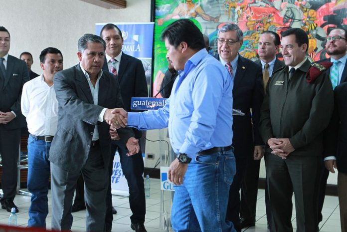 Los alcaldes de Tajumulco e Ixchiguán se dan un abrazo se señal de paz. (Foto Prensa Libre: cortesía Presidencia)