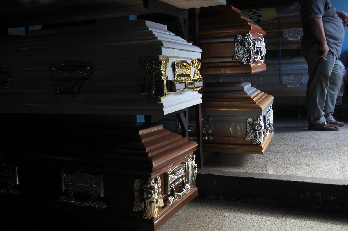 En las funerarias comienzan a fabrican féretros de dimensiones más grandes de acuerdo a la complexión del cuerpo.(Foto Prensa Libre: Esbin García)