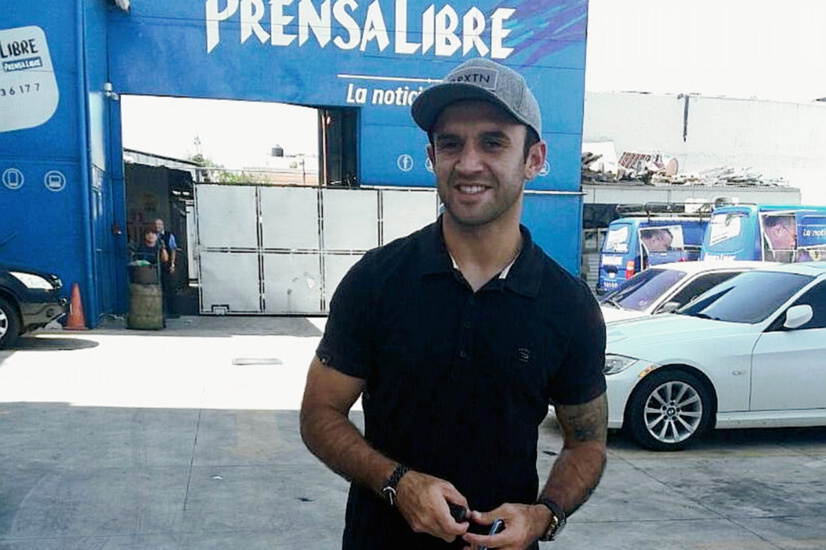 José Manuel Contreras en su llegada a las instalaciones de Prensa Libre. (Foto Prensa Libre: Carlos Vicente)