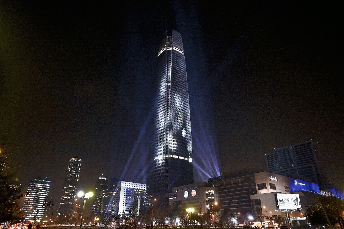La Torre de Santiago se iluminó anoche con los colores de la  Copa América 2015. (Foto Prensa Libre: AFP)
