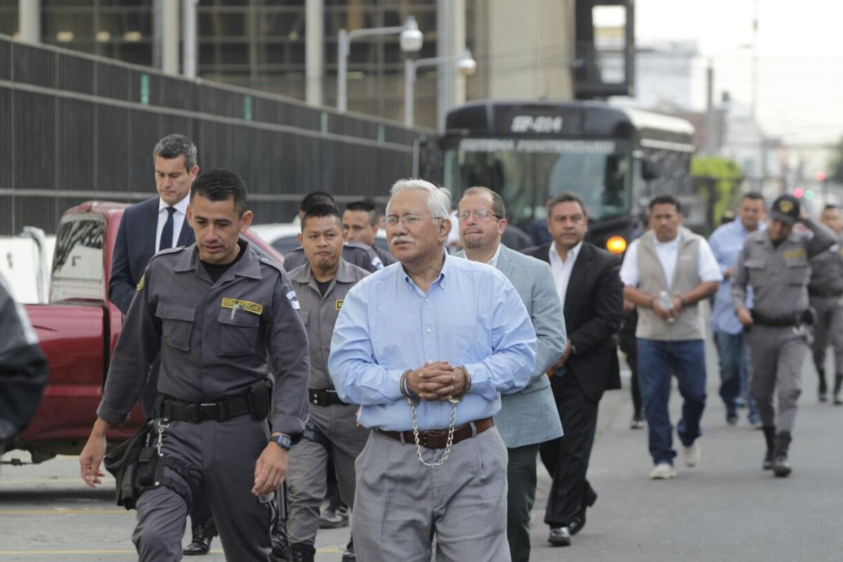 Edin Barrientos encabeza la fila de 27 capturados que se presentan a la Torre de Tribunales. (Foto Prensa Libre: Edwin Bercián)