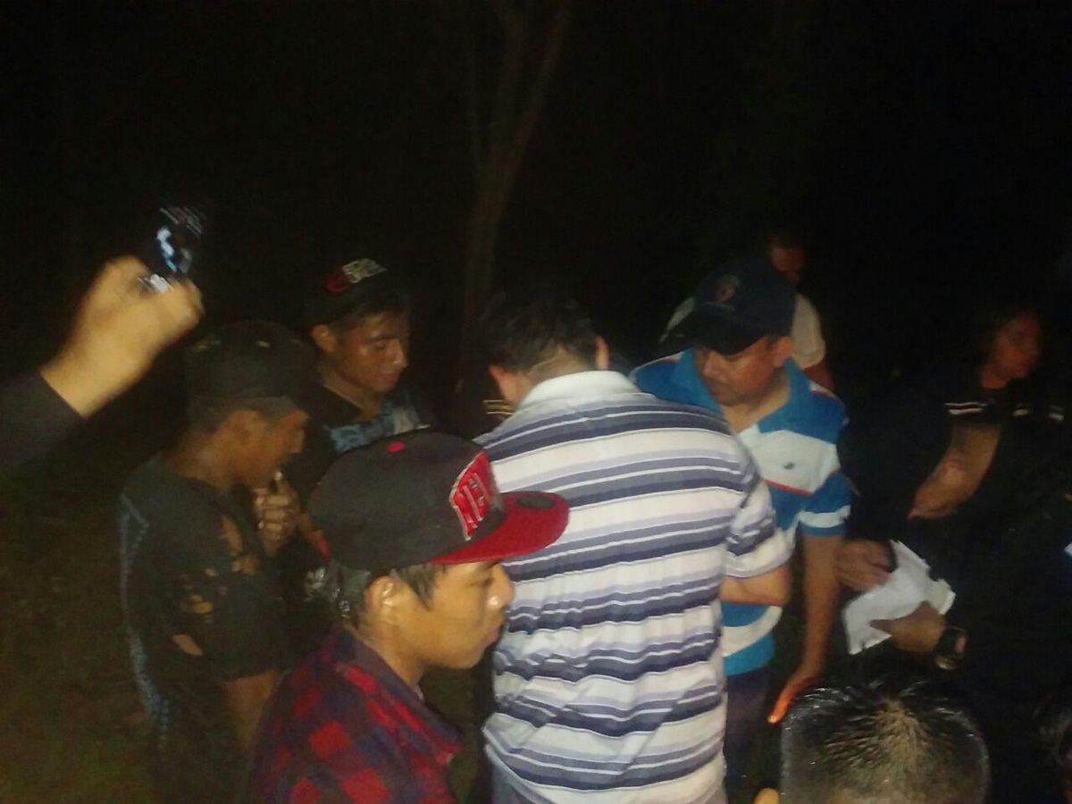 Siete personas fueron rescatadas por socorristas, al quedarse atrapados por la crecida del río. (Foto Prensa Libre: Bomberos Municipales)
