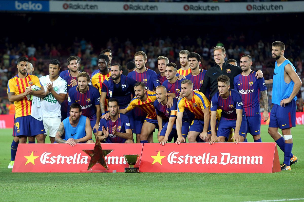 Los jugadores del Barcelona festejan luego de ganar el trofeo Joan Gamper frente al Chapecoense. (Foto Prensa Libre: EFE)