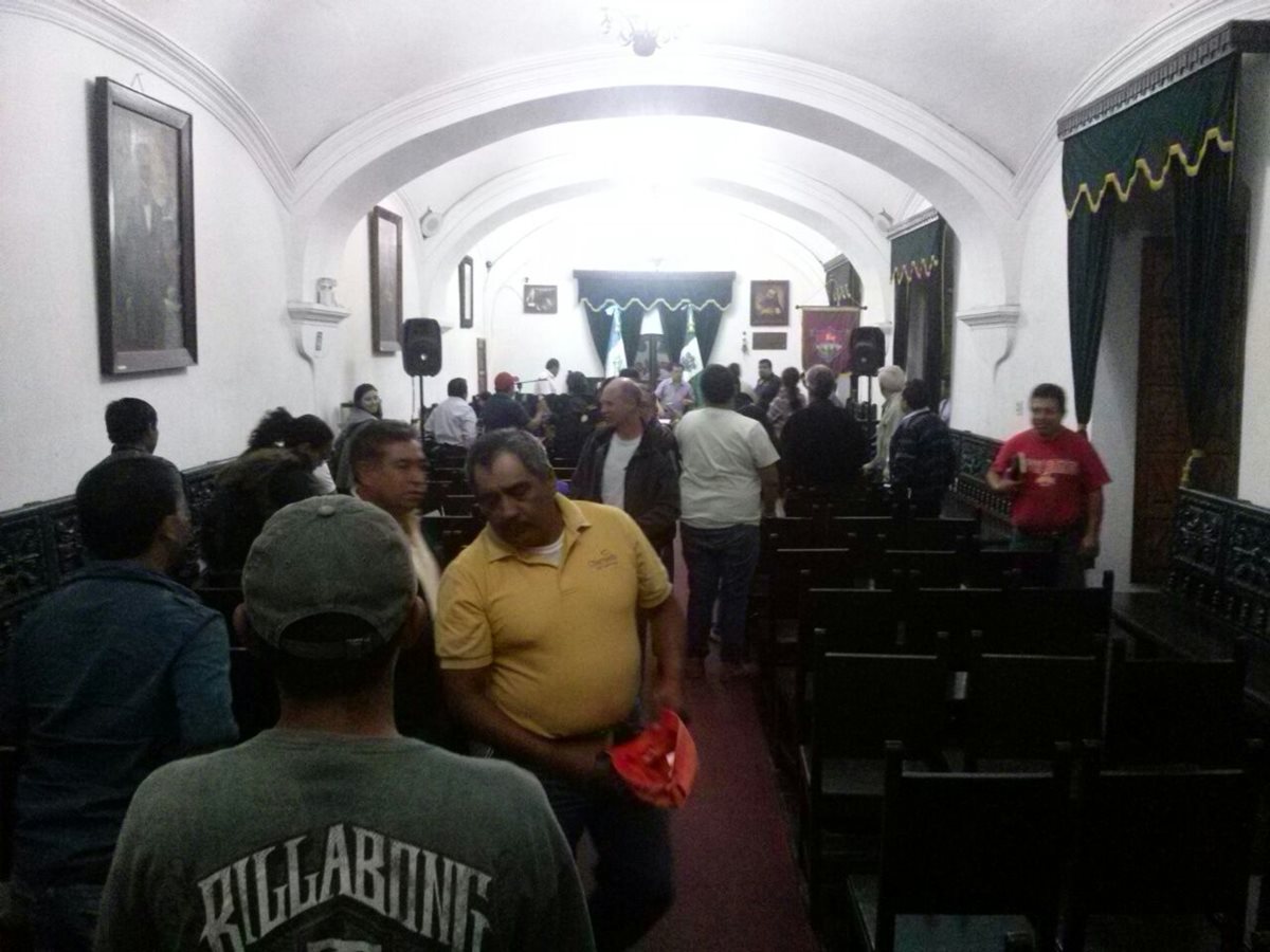 Miembros del Comude desalojan el salón donde estaban reunidos. (Foto Prensa Libre: Renato Melgar)