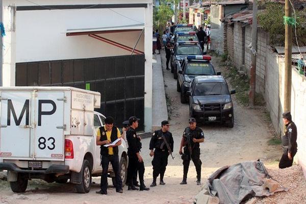 Autoridades permanecen frente a la vivienda allanada en Sanarate, donde capturaron a dos hombres. (Foto Prensa Libre: Hugo Oliva) <br _mce_bogus="1"/>