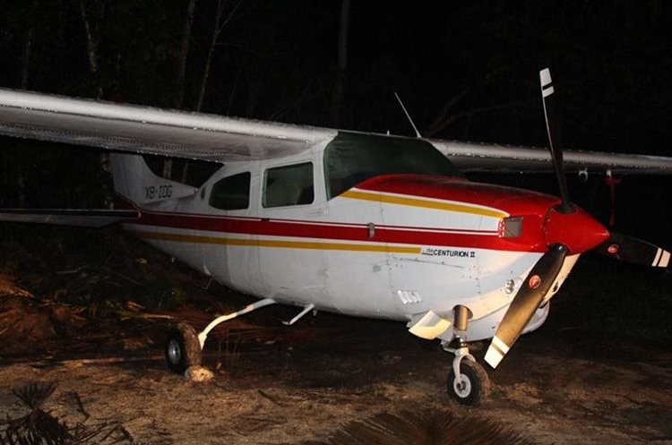 Avioneta localizada en Poptún, Petén, que habría sido utilizada para traslado de narcóticos. (Foto Prensa Libre: PNC)