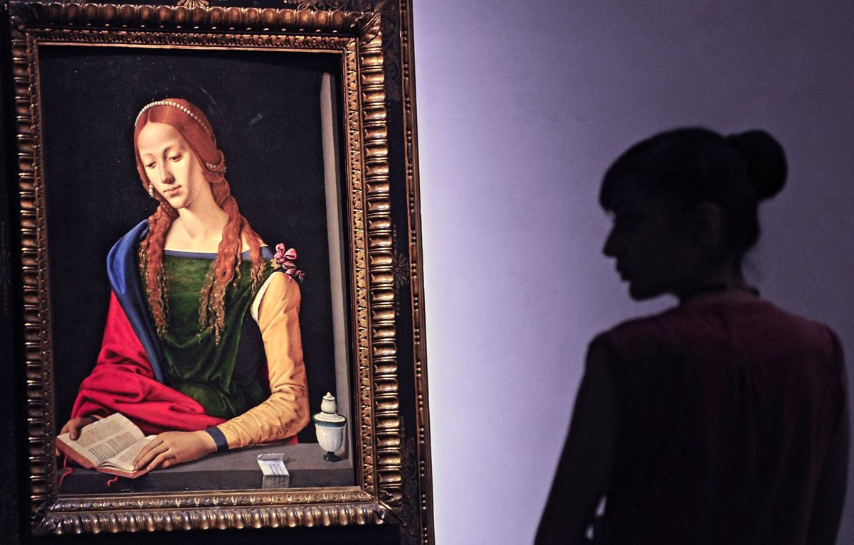 La obra "Santa María Magdalena Leyendo" del pintor italiano Piero Di Cosimo es exhibida en Florencia,Italia. (Foto Prensa Libre:EFE).