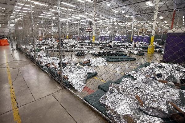 Cientos de menores permanecen en celdas en unidades militares en EE. UU. (Foto Prensa Libre: EFE)