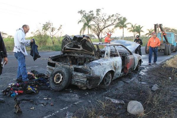 <strong>El fuego consumió el vehículo. (Foto Prensa Libre: Carlos Paredes).</strong>