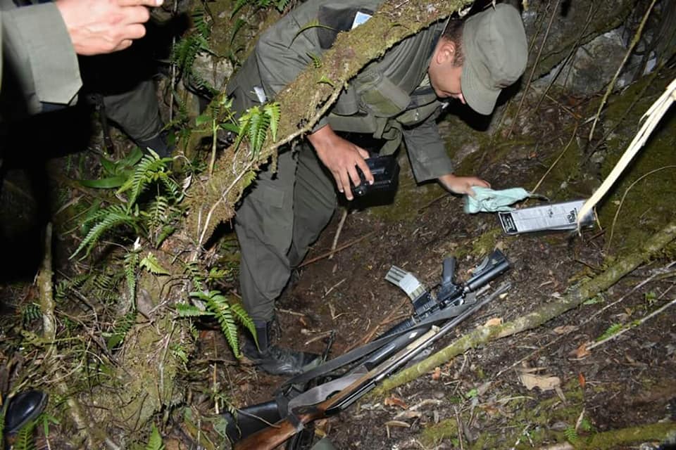 Soldados junto a algunas de las armas que localizaron en Río Hondo, Zacapa. (Foto Prensa Libre).