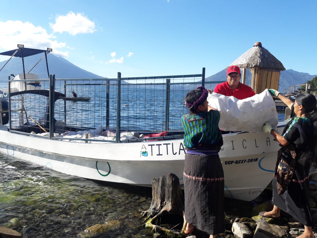 Las mujeres han aprendido a reciclar e impulsar el cuidado del ambiente en sus comunidades para proteger el Lago de Atitlán. (Foto Prensa Libre: Cortesía Atitlán Recicla).