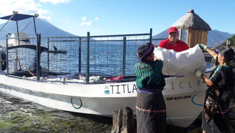 Las mujeres han aprendido a reciclar e impulsar el cuidado del ambiente en sus comunidades para proteger el Lago de Atitlán. (Foto Prensa Libre: Cortesía Atitlán Recicla).