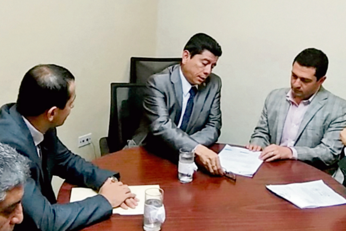 Juan Ramón Lau, presidente de la Comisión de Energía y Minas, presidió la reunión. (Foto Prensa Libre: Guillermo Ramírez)