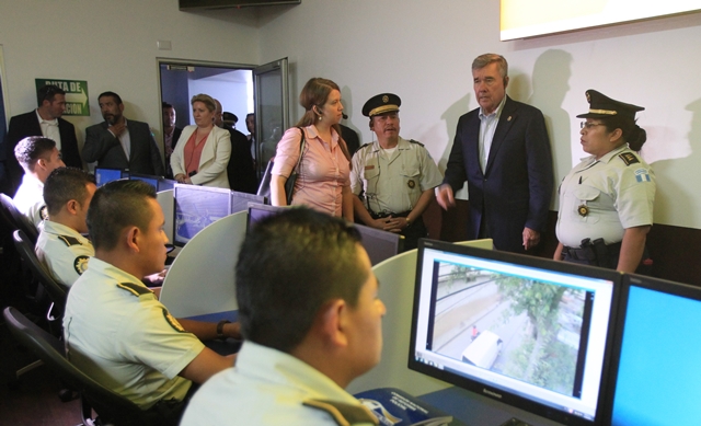 R. Gil Kerlikowske, comisionado del Servicio de Aduanas y Protección Fronteriza de EE. UU. —derecha, de saco—, visita la Comisaría Modelo de Mixco. (Foto Prensa Libre. Esbin García)