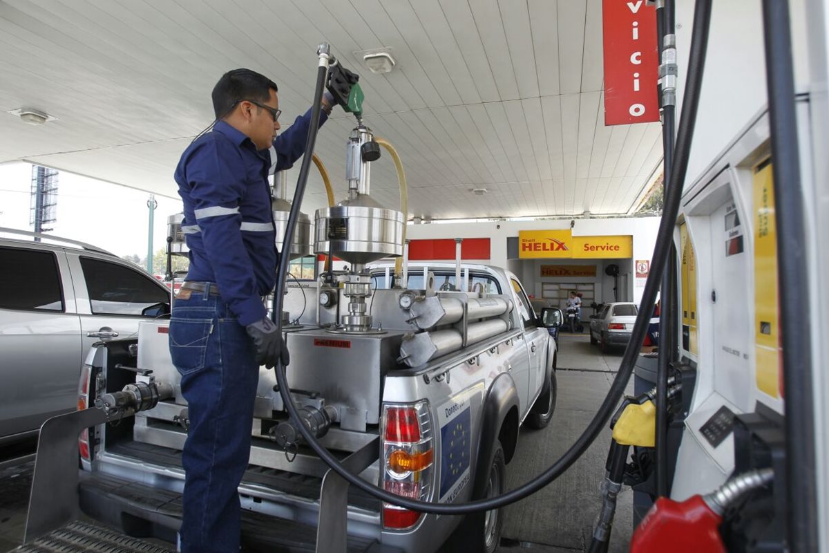 Autoridades de Diaco y MEM realizan operativo de verificación en gasolineras. (Foto Prensa Libre:Paulo Raquec)