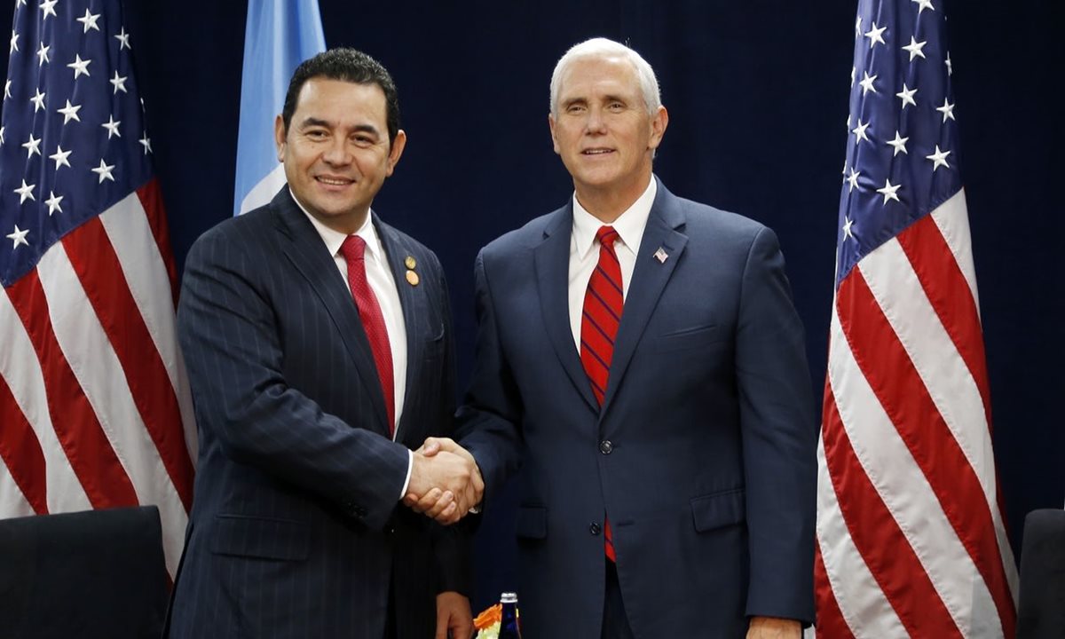 Jimmy Morales y Mike Pence durante la Conferencia de Prosperidad y Seguridad de América Central.(Foto Prensa Libre: AP)