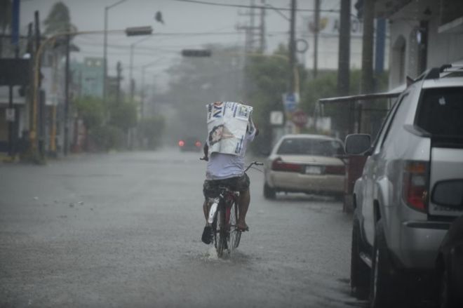 El ojo tocó tierra cerca de Escuinapa. AFP