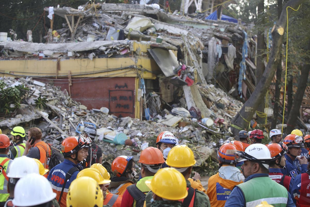 Brigadistas mexicanos y japoneses continúan labores de rescates en el edificio de la colonia Educacion. (Foto Prensa Libre: EFE)
