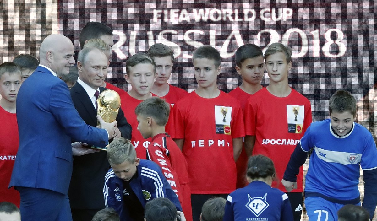 El presidente de la Fifa, Gianni Infantino y el presidente ruso, Vladimir Putin, en una ceremonia en el remodelado estadio de Luzhniki. (Foto Prensa Libre: EFE)
