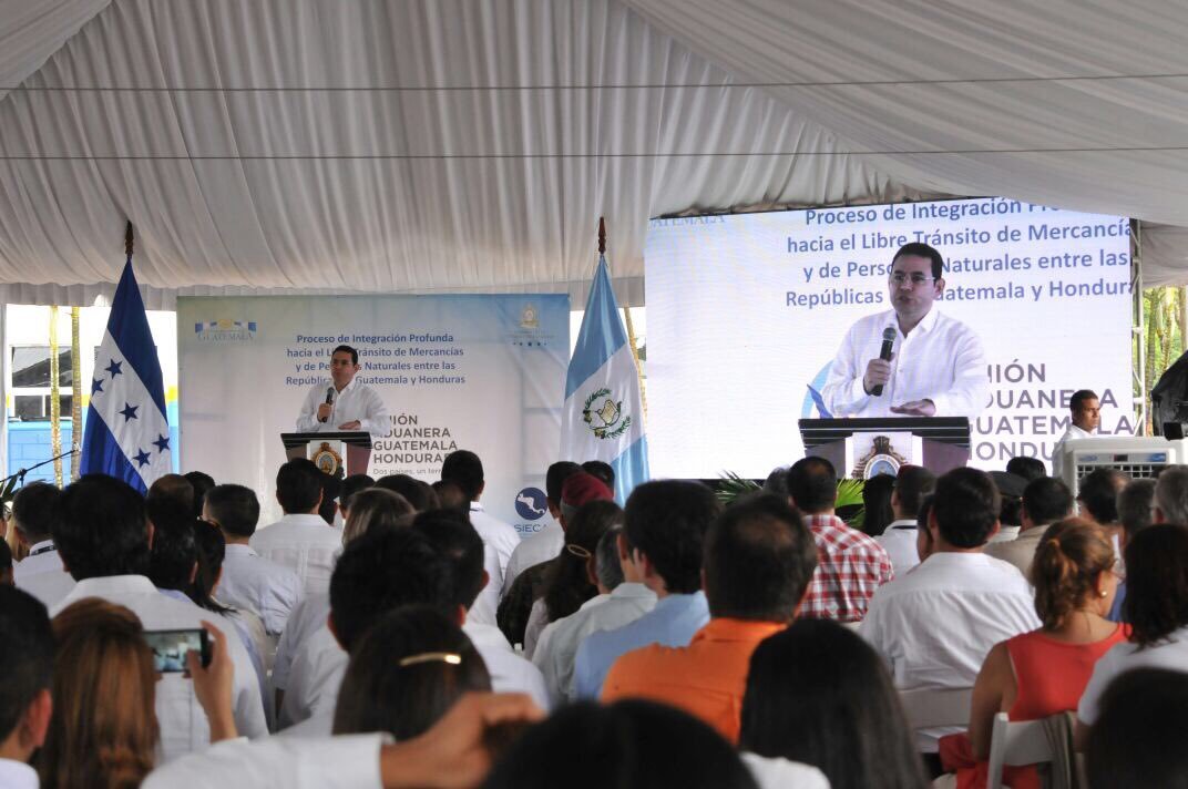 Las declaraciones las dio durante el acto que oficializa la unión aduanera entre Guatemala y Honduras. (Foto Prensa Libre: Gobierno de Guatemala)