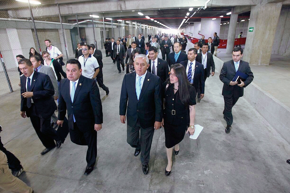Presidente Otto Pérez Molina hace un recorrido por el Aeropuerto Internacional La Aurora. (Foto Prensa Libre: E. Bercian)