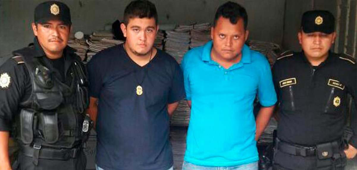 Francisco Sandoval y William Albeño, detenidos por el delito de extorsión. (Foto Prensa Libre: Whitmer Barrera)