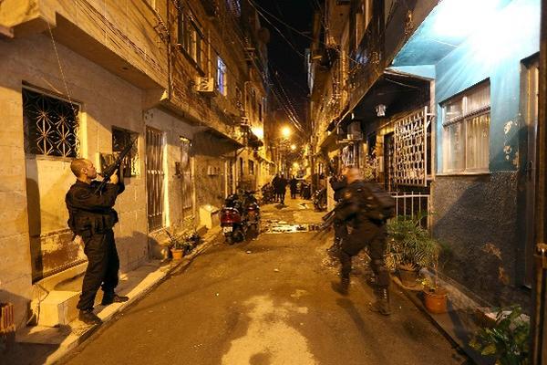 Policías del Batallón de Operaciones Especiales  efectúan  operativo en la favela de Maré. (Foto Prensa Libre: EFE).