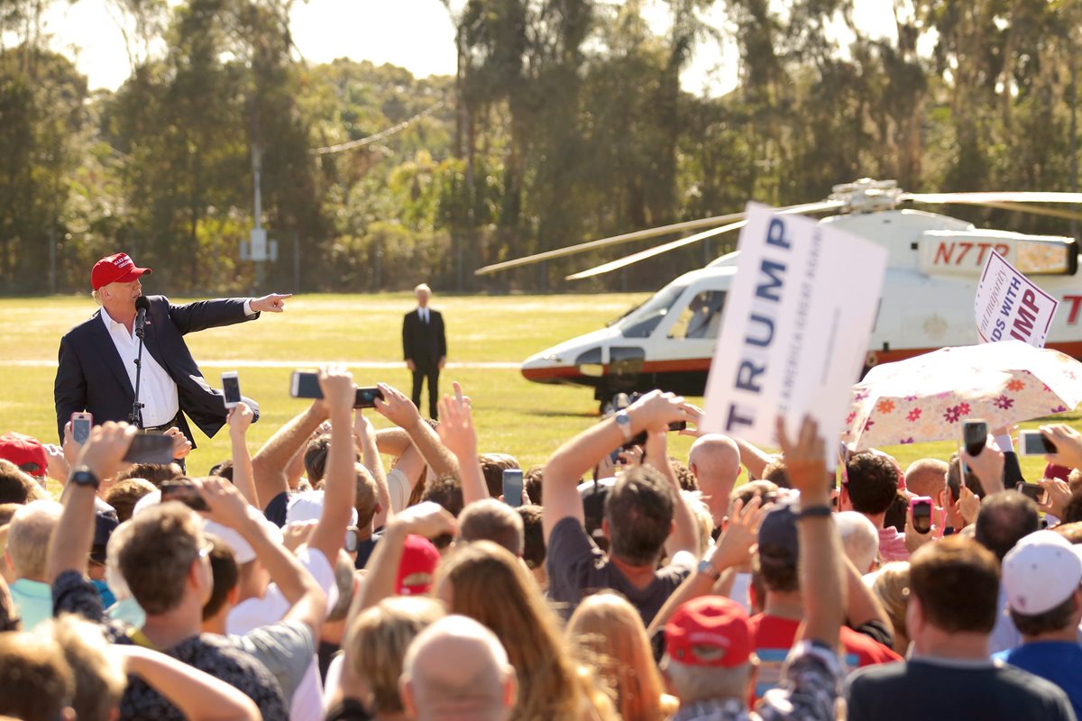 El magnate da un discurso a sus seguidores en Sarasota. (Foto Prensa Liber: EFE)