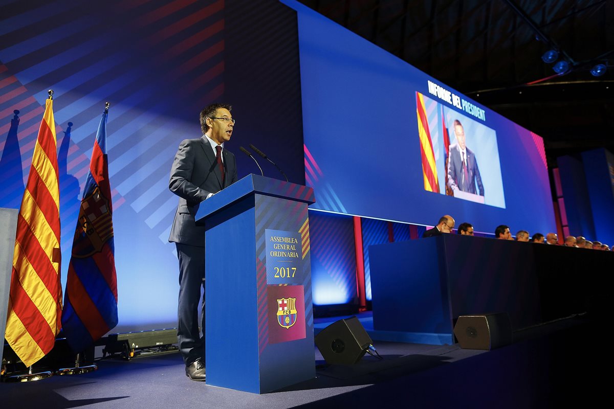 El presidente del FC Barcelona, Josep María Bartomeu, durante su intervención en la Asamblea General Ordinaria del club. (Foto Prensa Libre: EFE)
