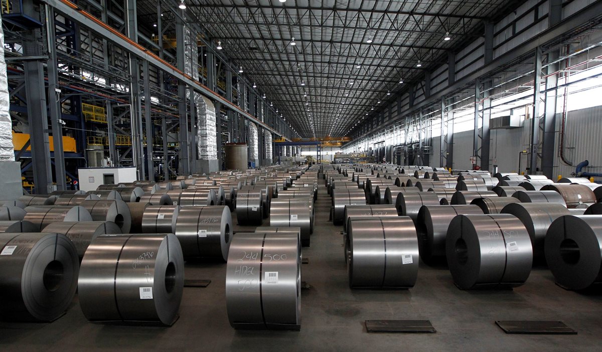 Una bodega con bobinas de acero galvanizado en una empresa productora de Michigan EE. UU. (Foto Prensa Libre: EFE)