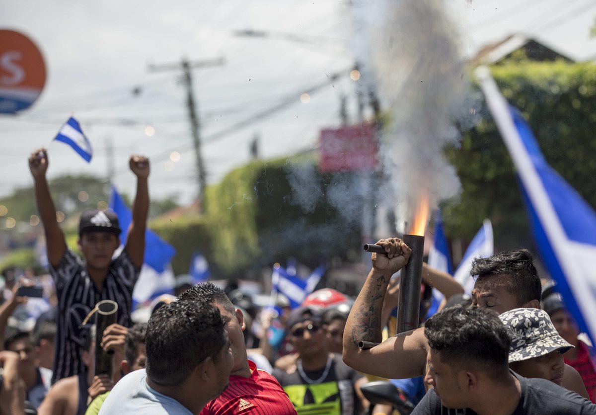 Jóvenes protestas con bombas artesanales en Masaya, Nicaragua. (Foto Prensa Libre: EFE)