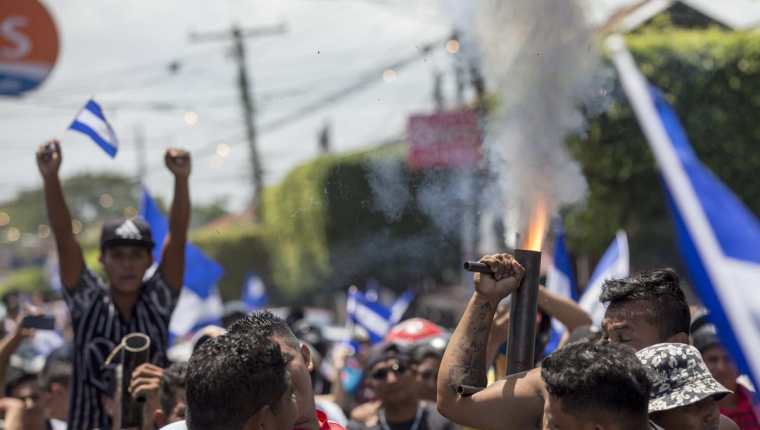 Jóvenes protestas con bombas artesanales en Masaya, Nicaragua. (Foto Prensa Libre: EFE)