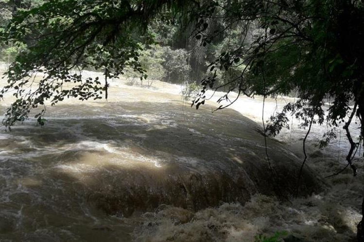 El río Cahabón se desbordó y llegó hasta las pozas de Semuc Champey Foto Prensa Libre: Eduardo Sam)