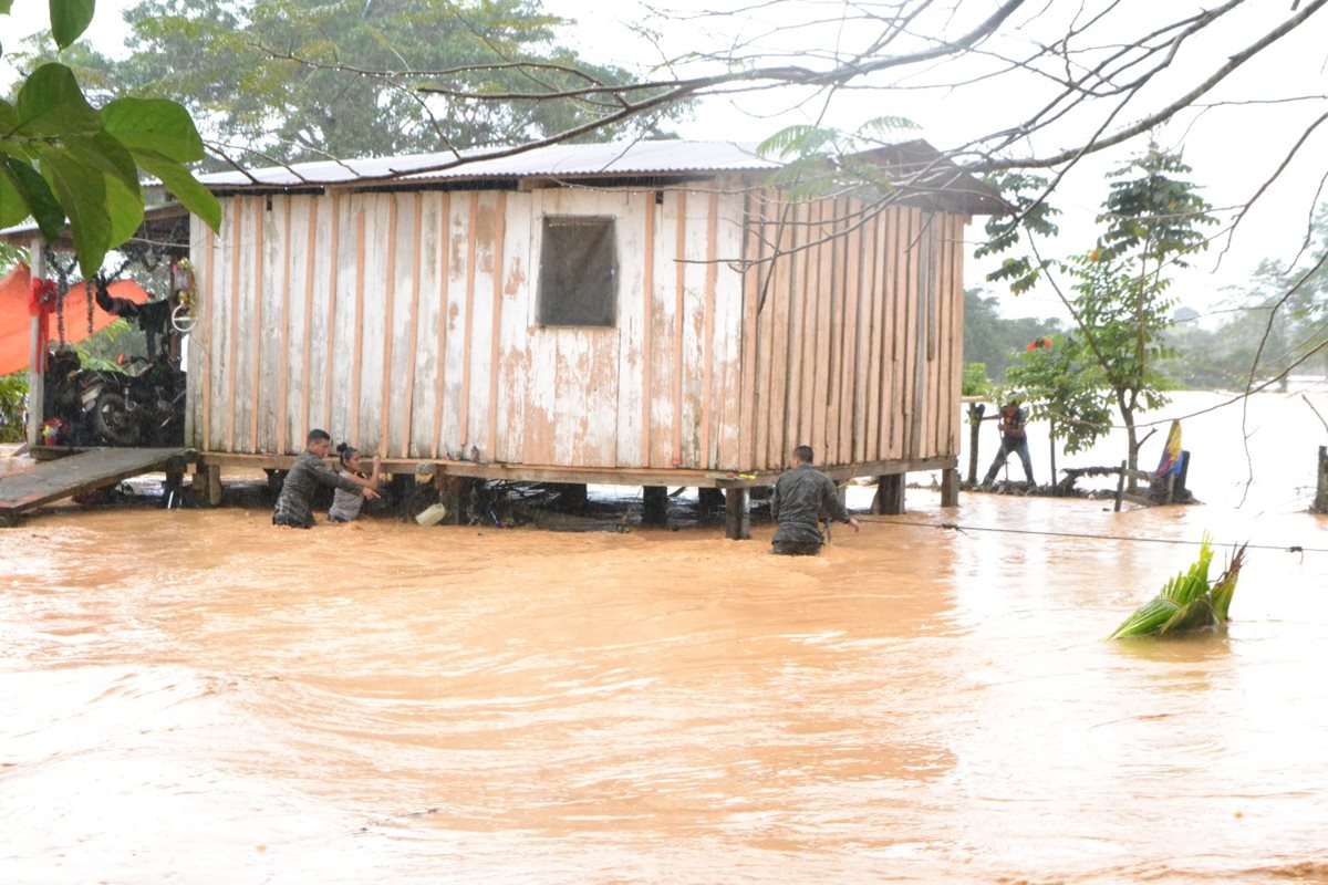 Elementos del Ejército de Guatemala ayudan a personas para llegar a los refugios.
