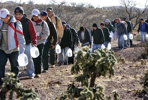 Migrantes centroamericanos caminan por el desierto rumbo a Estados Unidos. (Foto Prensa Libre: Archivo)